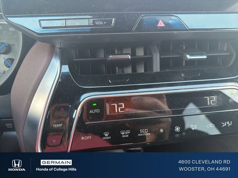 Used 2024 Toyota Venza XLE image 21