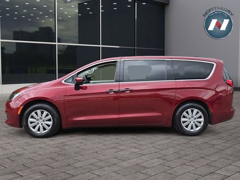 Used 2021 Chrysler Voyager L FWD image 2