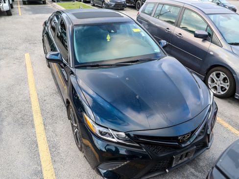 Used 2020 Toyota Camry SE FWD image 5