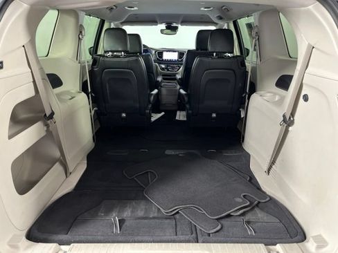 Used 2023 Chrysler Pacifica Touring-L FWD image 52