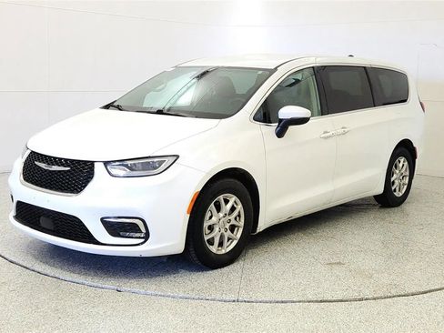 Used 2023 Chrysler Pacifica Touring-L FWD image 3