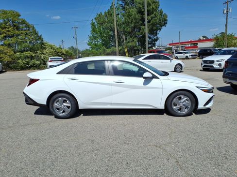 New 2026 Hyundai Elantra SE FWD image 2