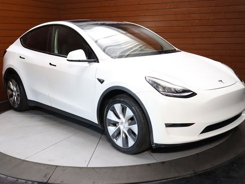 Used 2023 Tesla Model Y Long Range image 13