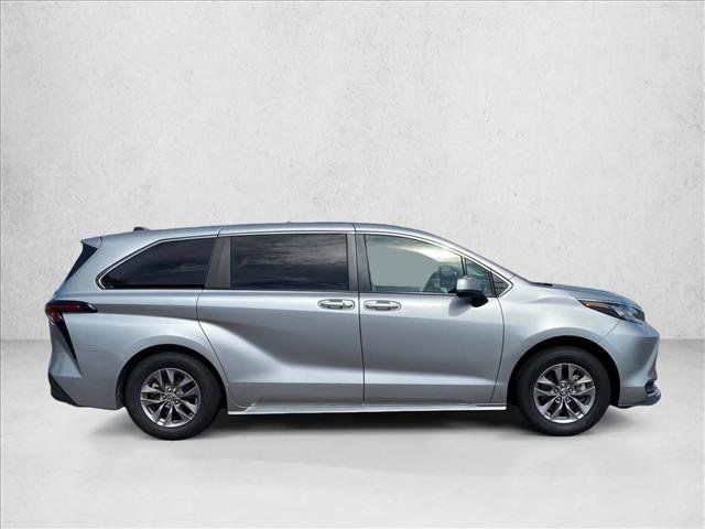 Used 2025 Toyota Sienna LE FWD image 4