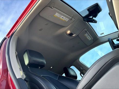 Used 2024 Chrysler Pacifica Touring-L image 27