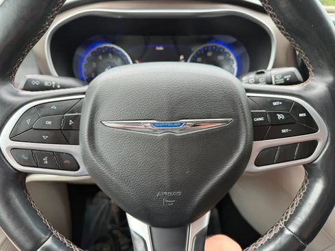 Used 2018 Chrysler Pacifica Touring-L Plus w/ Tire & Wheel Group FWD image 21