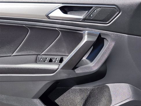 Used 2022 Volkswagen Tiguan SE R-Line image 3