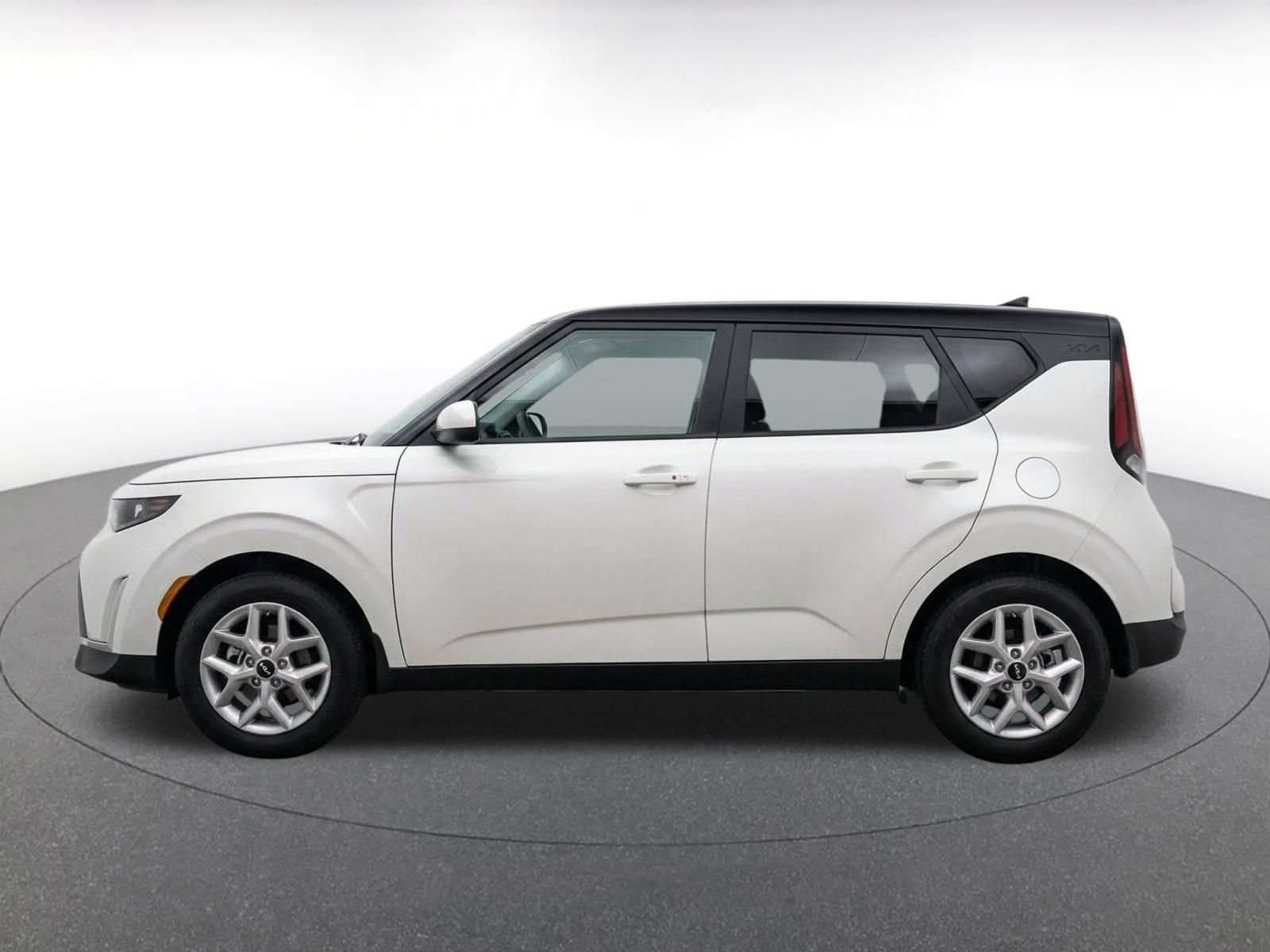 Used 2025 Kia Soul LX w/ LX Technology Package FWD image 4