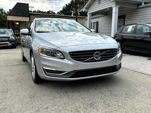 Used 2015 Volvo V60 T5 Platinum image 11