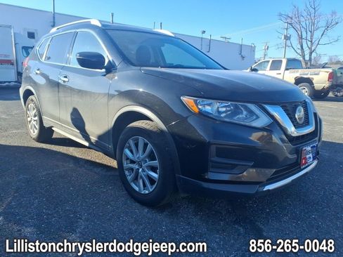 Used 2018 Nissan Rogue SV image 1