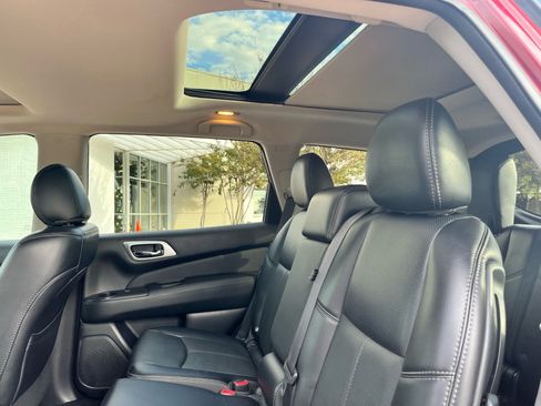 Used 2020 Nissan Pathfinder Platinum image 26