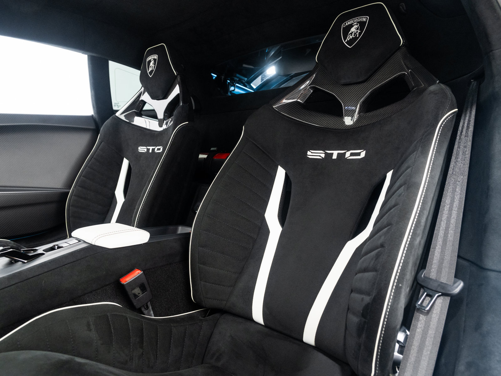Used 2022 Lamborghini Huracan STO RWD image 33