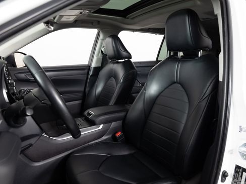Used 2022 Toyota Highlander XLE FWD image 15