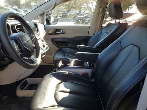 Used 2024 Chrysler Pacifica Touring-L image 18