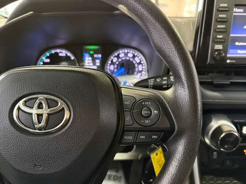 Used 2021 Toyota RAV4 LE image 11