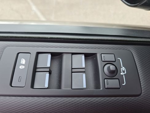 Certified 2025 Land Rover Discovery Dynamic SE image 29