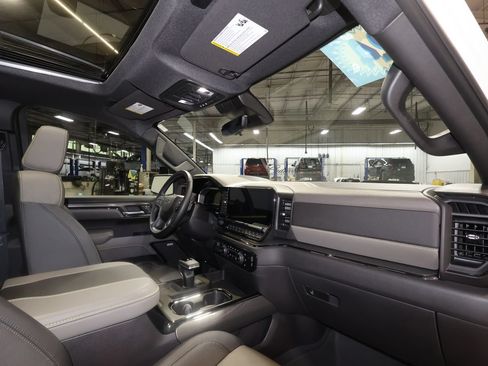 Used 2024 Chevrolet Silverado 1500 ZR2 w/ Technology Package AWD/4WD image 29