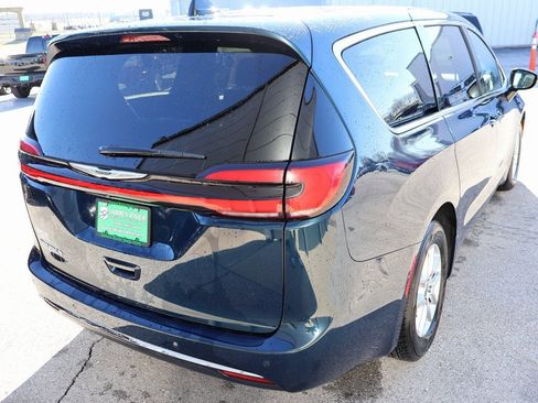 Used 2025 Chrysler Pacifica Select image 5