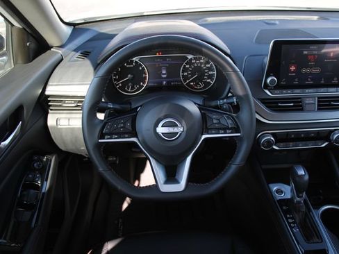 Certified 2025 Nissan Altima 2.5 SR FWD image 14