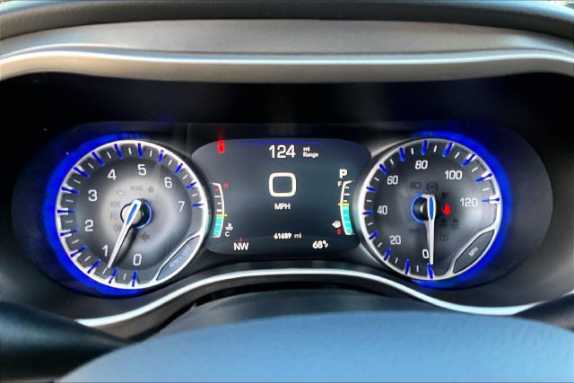 Used 2023 Chrysler Pacifica Touring-L FWD image 13