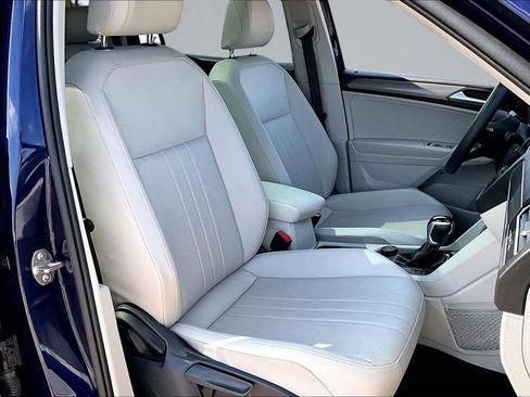 Used 2024 Volkswagen Tiguan SE w/ Panoramic Sunroof Package AWD/4WD image 7