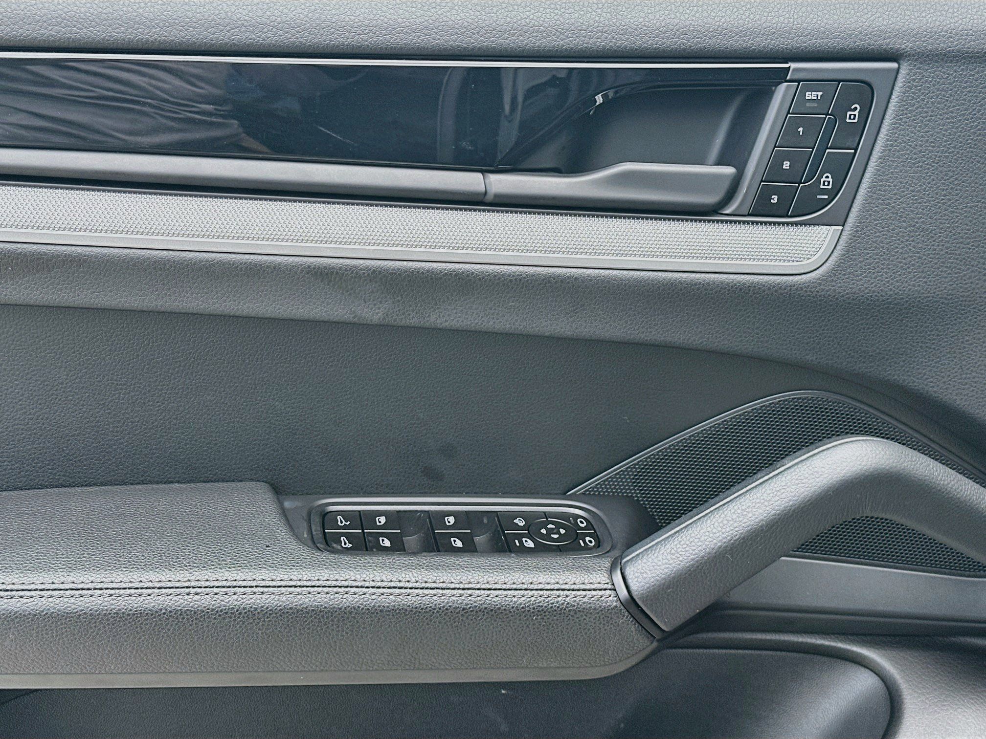 Used 2025 Porsche Cayenne AWD/4WD image 18