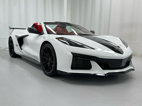 Used 2027 Chevrolet Corvette Grand Sport w/ Z52 Sport Performance Package RWD image 2