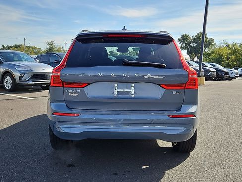 Certified 2022 Volvo XC60 B5 Momentum w/ Climate Package image 5
