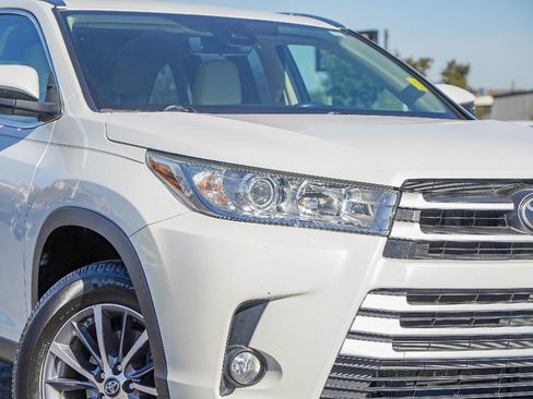 Used 2019 Toyota Highlander XLE image 2