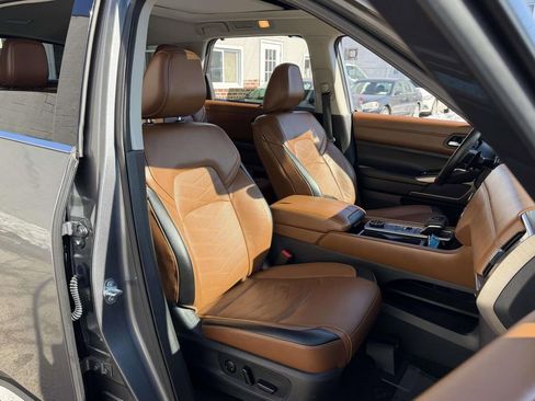 Used 2024 Nissan Pathfinder Platinum image 10