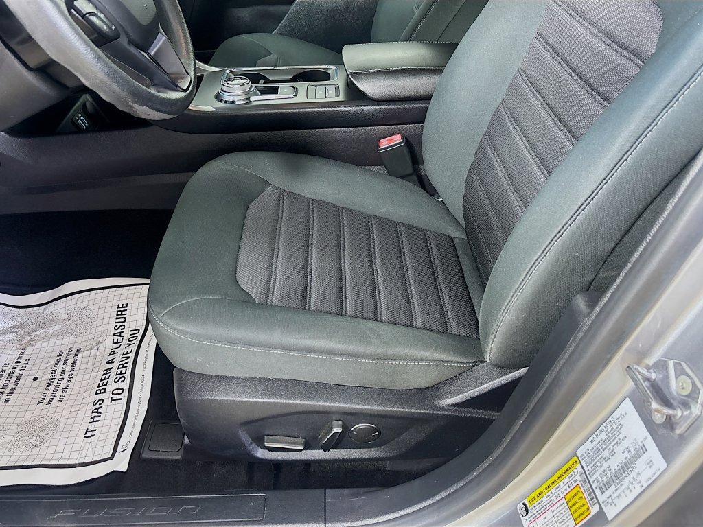 Used 2020 Ford Fusion SE FWD image 19