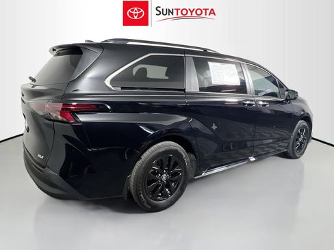 Used 2025 Toyota Sienna XLE image 4