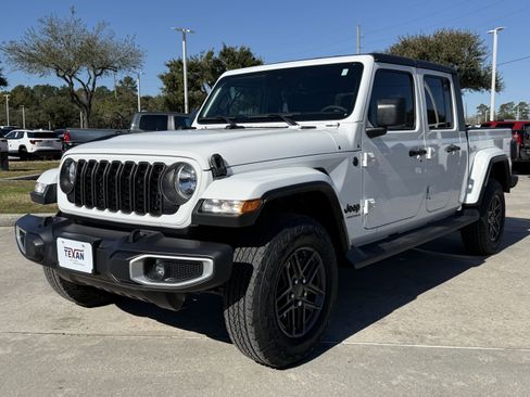 Used 2024 Jeep Gladiator Sport image 9