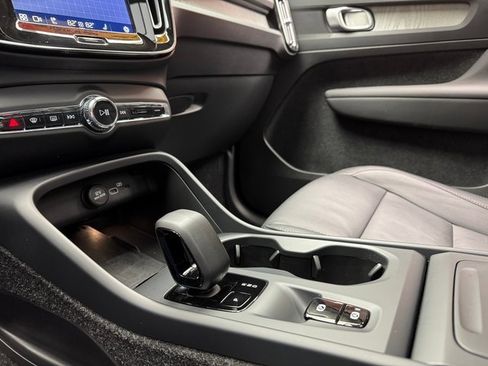 Used 2025 Volvo XC40 B5 Core image 19