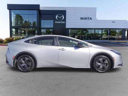 Used 2025 Toyota Prius LE FWD image 2