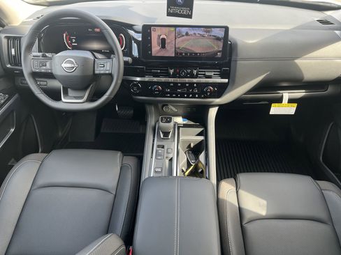 New 2026 Nissan Pathfinder SL image 2