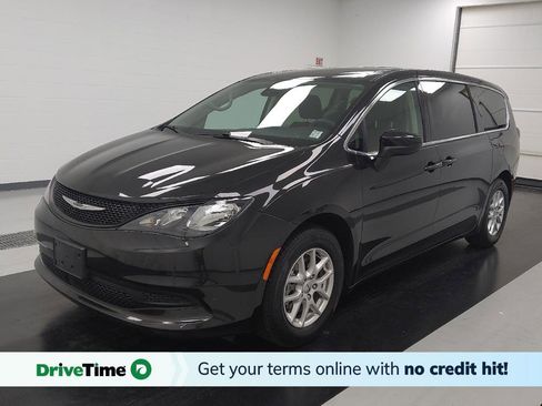 Used 2023 Chrysler Voyager LX image 1