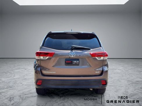 Used 2019 Toyota Highlander XLE FWD image 6