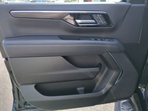 Used 2025 Chevrolet Suburban Z71 AWD/4WD image 14