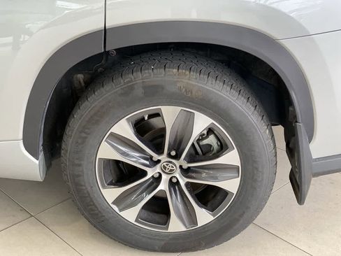 Used 2021 Toyota Highlander XLE AWD/4WD image 13