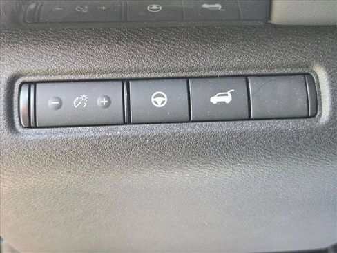 Used 2025 Nissan Pathfinder SV FWD image 11