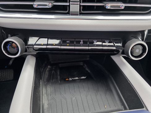 Used 2025 Chevrolet Equinox EV LT image 18