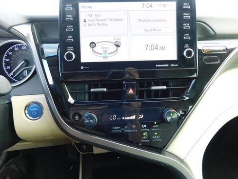 Used 2022 Toyota Camry XLE FWD image 13