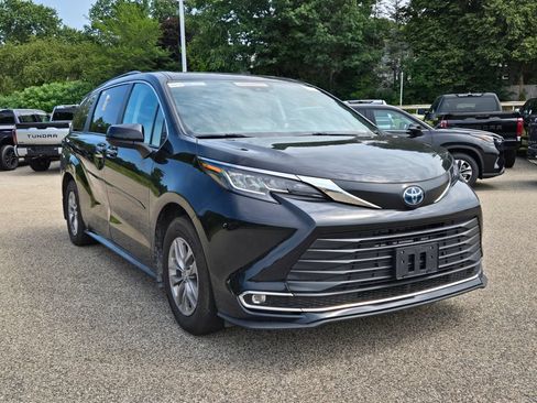 Used 2023 Toyota Sienna XLE w/ XLE Plus Package AWD/4WD image 5