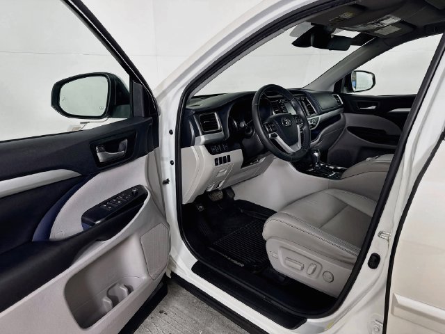 Used 2019 Toyota Highlander XLE AWD/4WD image 3
