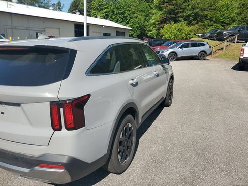 Used 2025 Kia Sorento S FWD image 6