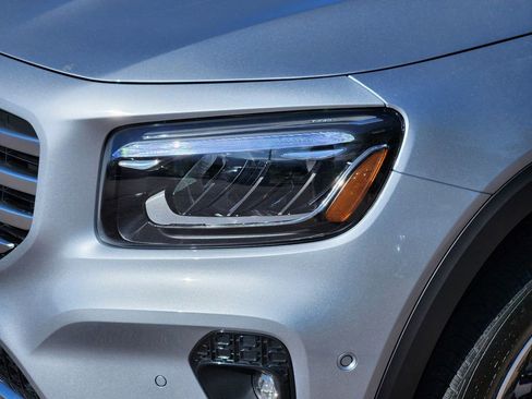 Used 2025 Mercedes-Benz GLB 250 4MATIC image 8