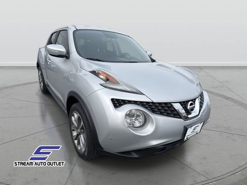 Used 2017 Nissan Juke SV image 2