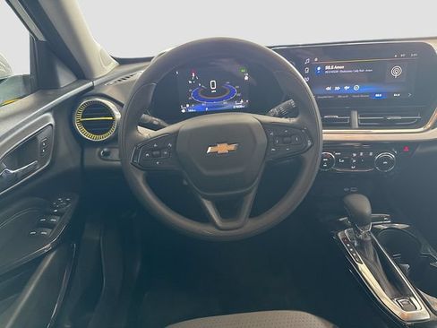 Used 2024 Chevrolet Trax LT FWD image 21