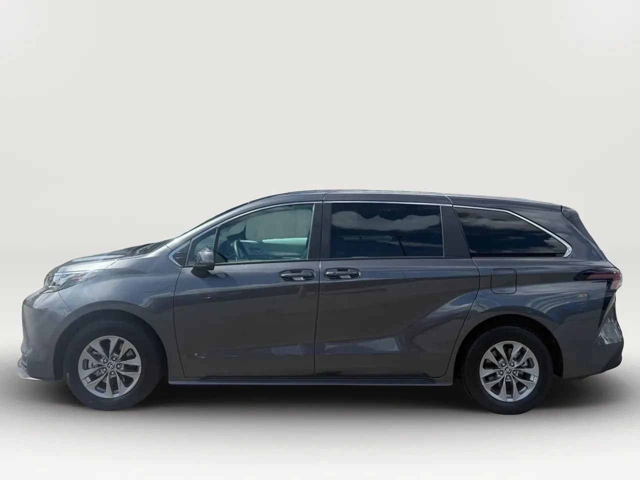 Used 2025 Toyota Sienna LE FWD image 6